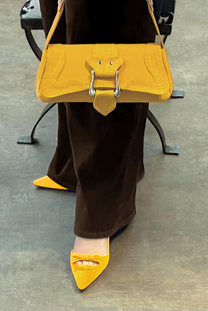 Yellow women's open back shoes, with a knot. Pointed toe. Flat kitten heels. Worn view - Florence KOOIJMAN